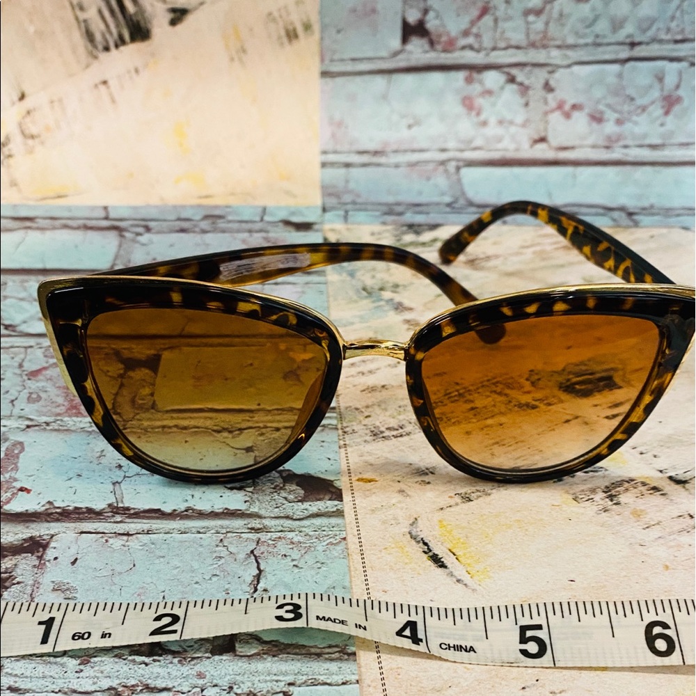 COPY - Leopard Print Cat-Eye Sunglasss (Attention @queenvasti110 I found them!)